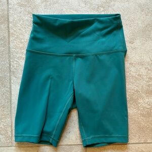 Lululemon Wunder Train High Rise Short 8"
Teal Lagoon Size 6